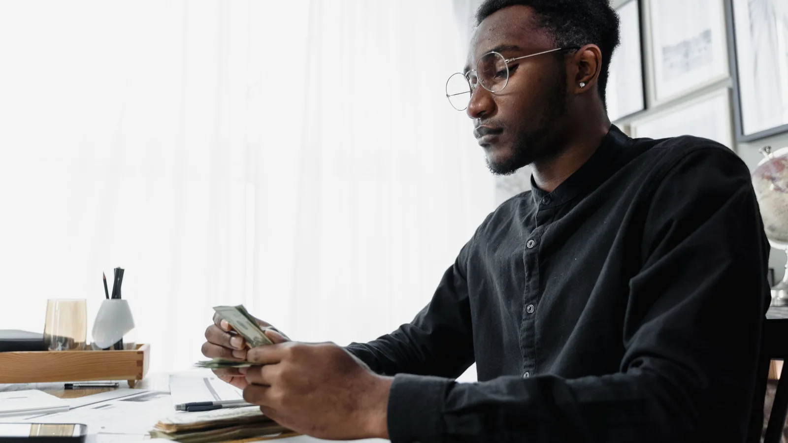 Interface numérique de simulateur d'aides financières avec graphiques et formulaire, ambiance bureau moderne